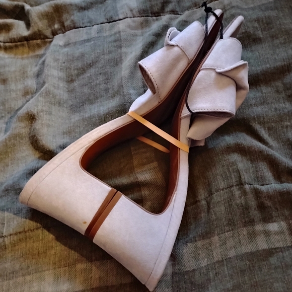 Who What Wear Women's Light Gray Ruffle Sandals - Picture 5 of 6